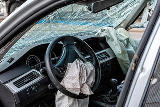 Motorkář zemřel po střetu s autem na Kolínsku - Novinky